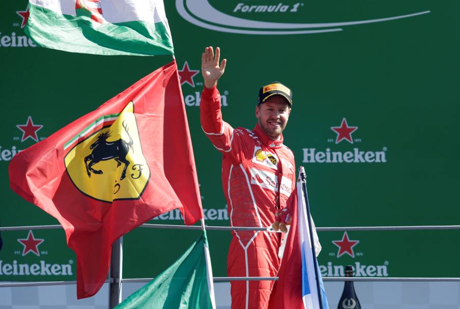 Vettel saluta il pubblico. Reuters